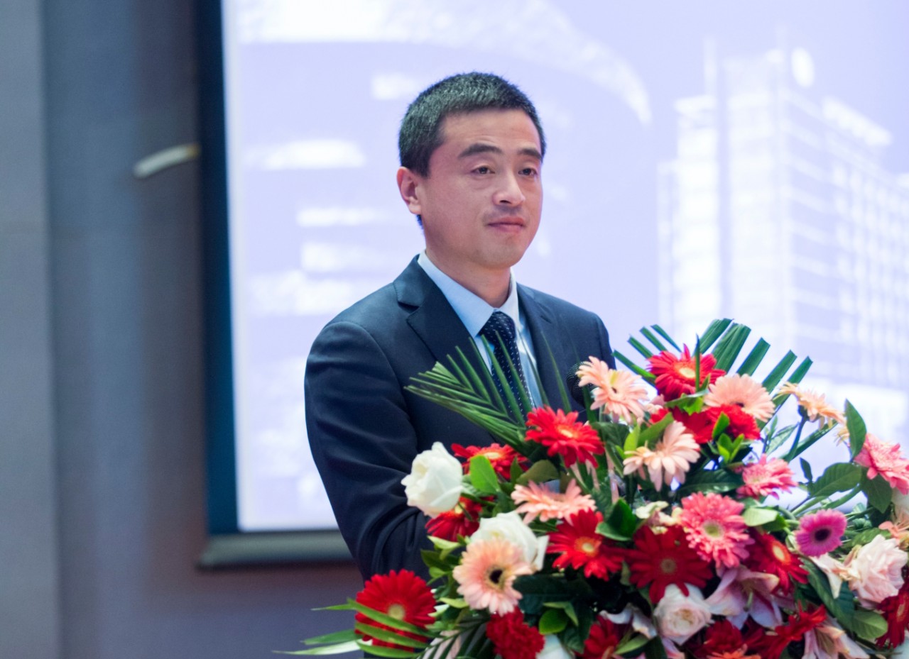 1545749070739726.jpg 穆玉兵主持校友成立大会.jpg
