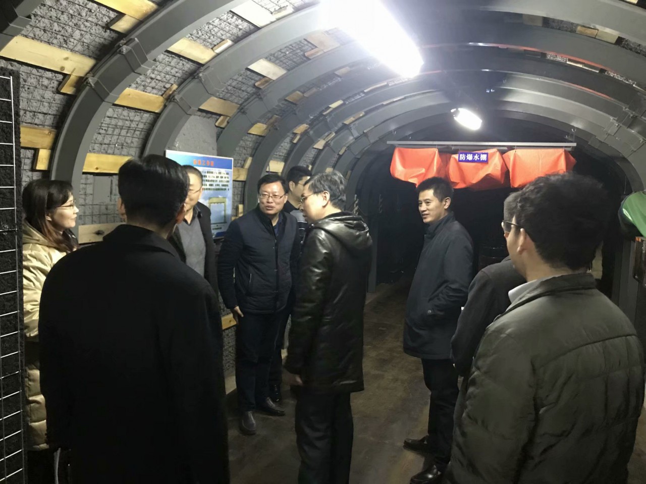 1545749220419391.jpg 参观国家级教学示范中心.jpg