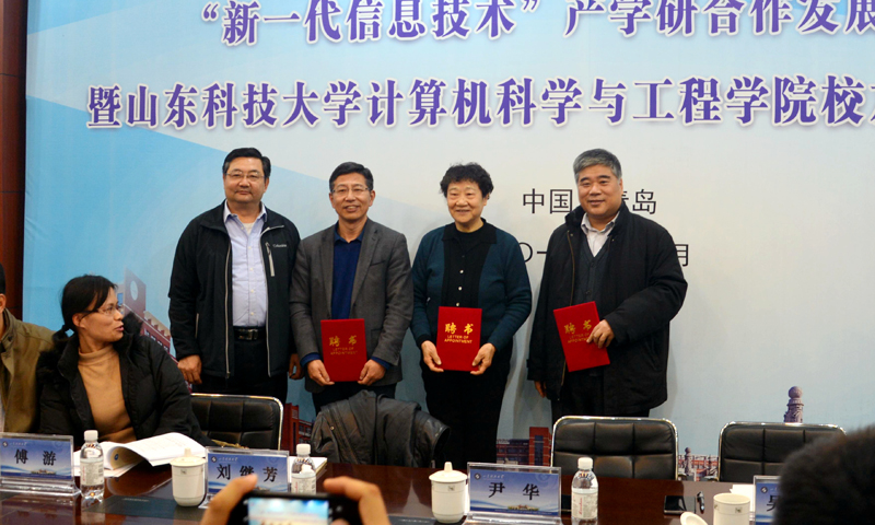 1544535159139248.jpg 为校友会顾问代表颁发聘书.jpg