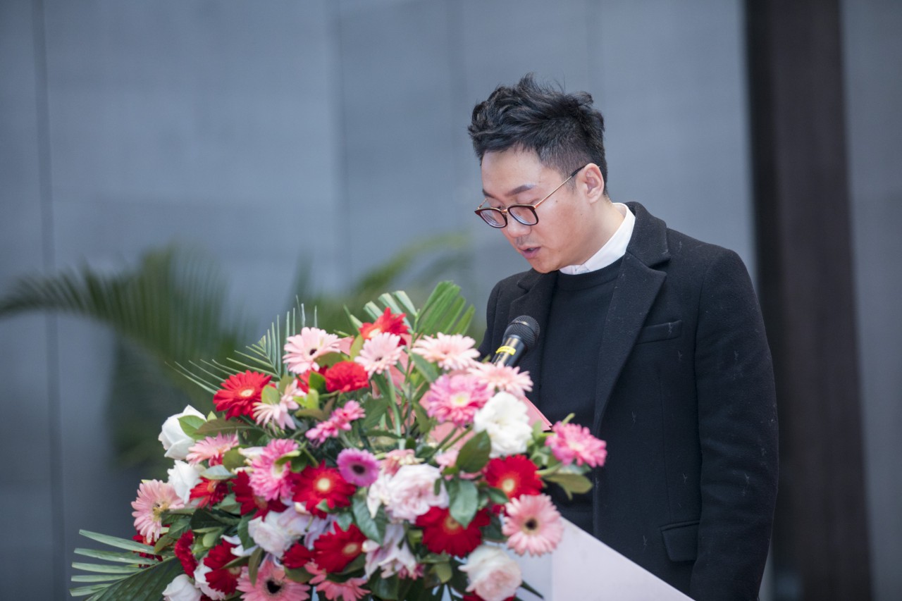 1545749135970080.jpg 袁玉星上台发言.jpg