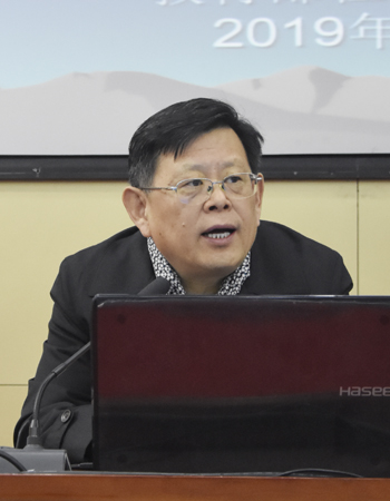 王炳林作报告（徐展摄）.jpg