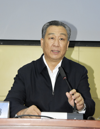 王少鹏主持会议（徐展摄）.jpg